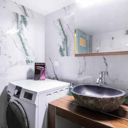 Natural Near Downtown Apartment *